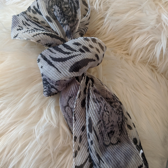 Scarf with Tiger and Lion Print - Picture 2 of 5